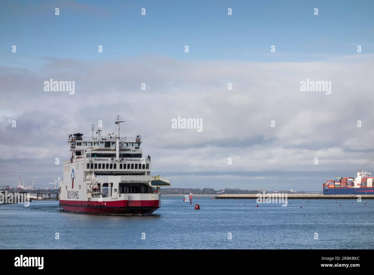 Die Red Funnel Fähre erreicht den Hafen in East Cowes auf der Isle of Wight, Großbritannien Stockfoto