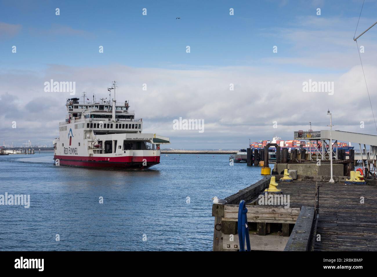 Die Red Funnel Fähre erreicht den Hafen in East Cowes auf der Isle of Wight, Großbritannien Stockfoto