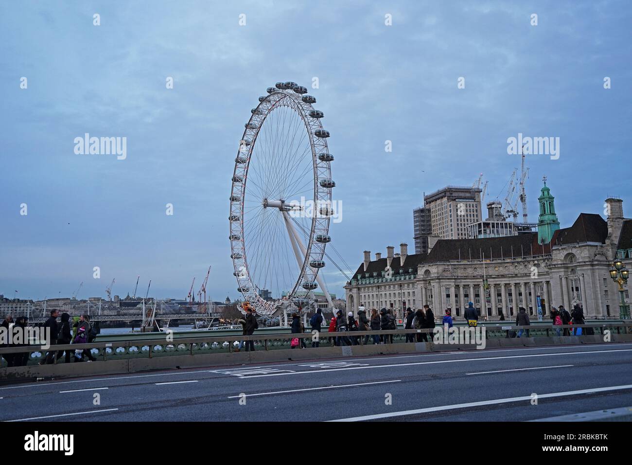 Äußere europäische Architektur und Design des London Eye Riesenrads, Europas höchstes freitragendes Aussichtsrad an der Themse - Vereinigtes Königreich Stockfoto