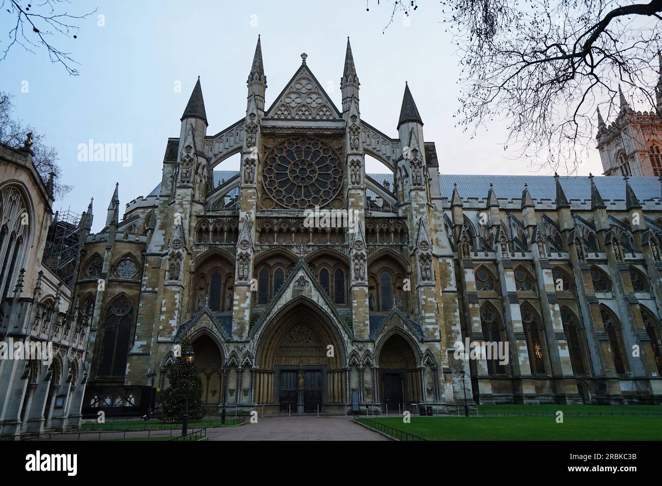 Außenarchitektur und Design der Gebäude der Westminster Abbey Royal Gothic Church mit dem formellen Titel Collegiate Church of St Pete - London, Großbritannien Stockfoto