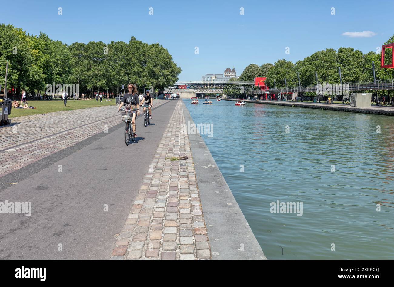 Radfahrer fahren am Kanal - Allee du Canal, in La Villette, Stadtpark Avenue Jean Jaures, 19 Arr. Paris Stockfoto