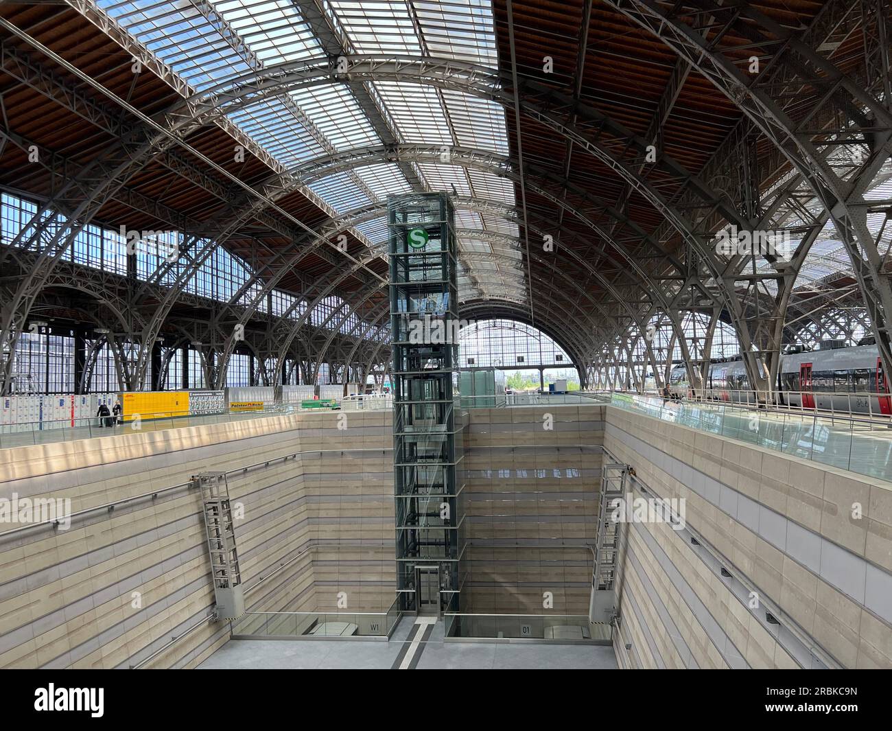 Zugang zu den U-Bahnen am Leipziger Hauptbahnhof Stockfoto