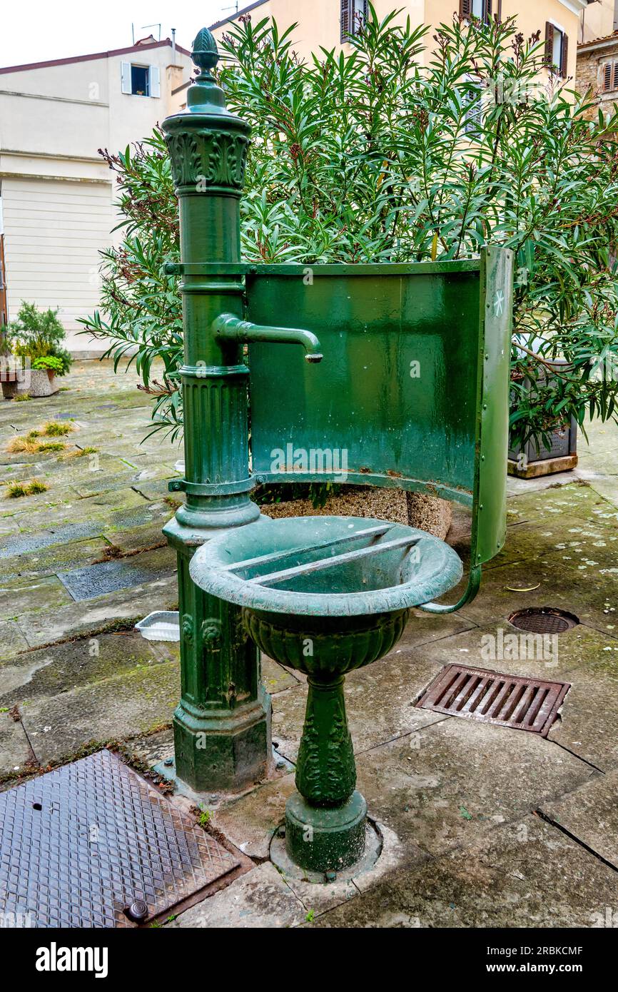 Trinkbrunnen in der Altstadt von Triest, Italien Stockfoto