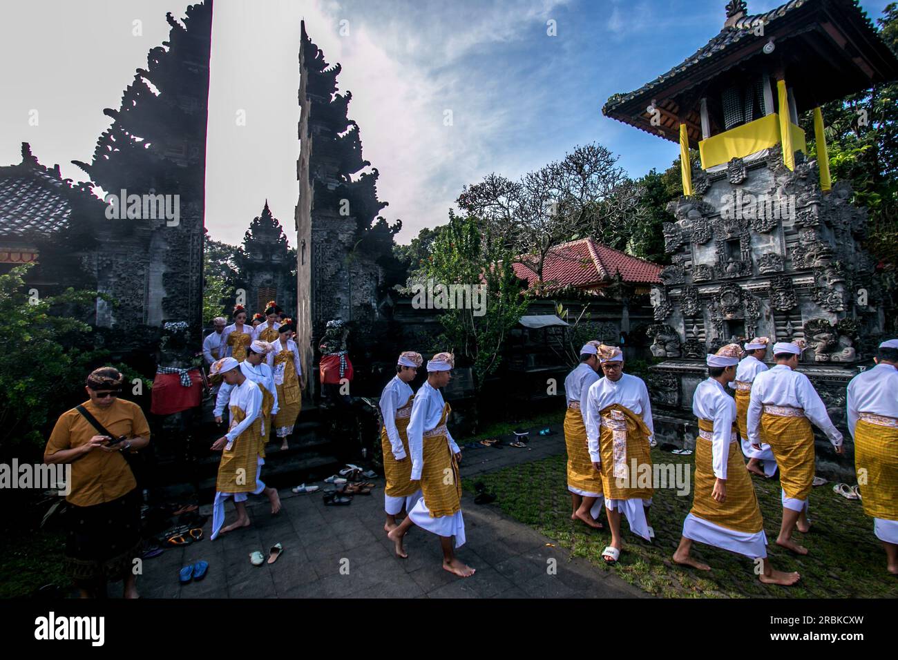 Dutzende hinduistischer Jugendlicher im Giri Kusuma Tempel Pasraman, Bogor City, West Java, Indonesien, am 9 2023. Juli Stockfoto