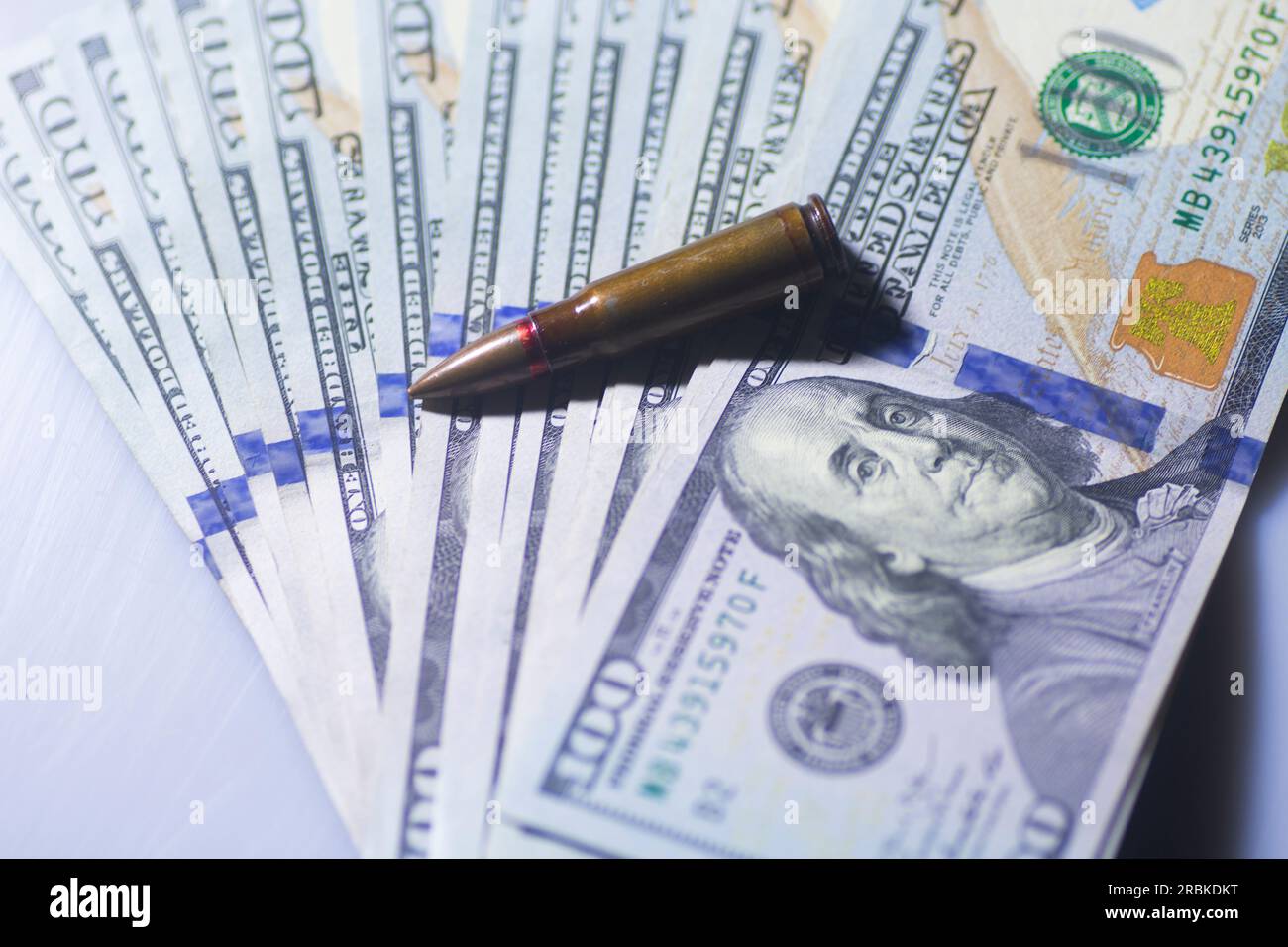 Kugel über einen Haufen Geld Stockfoto