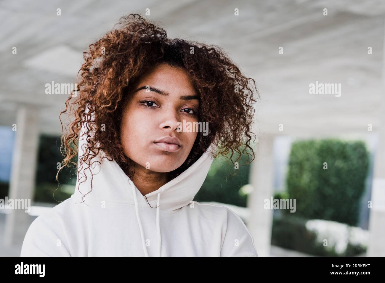 Porträt einer afroamerikanischen Frau im Stadtgebiet Stockfoto