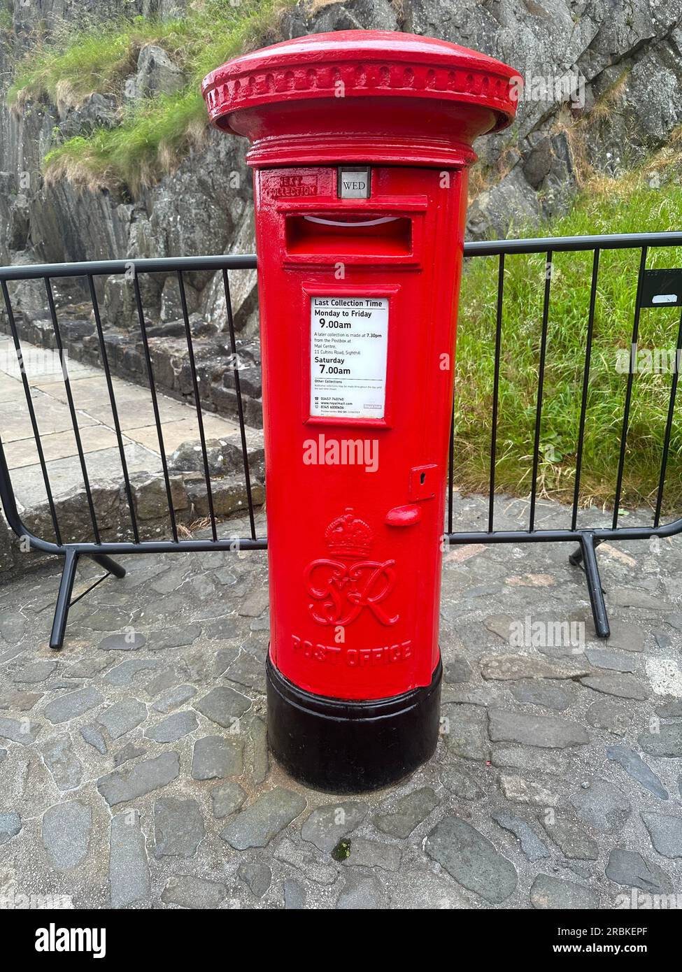 Roter Briefkasten am Edinburgh Castle in Schottland Stockfoto