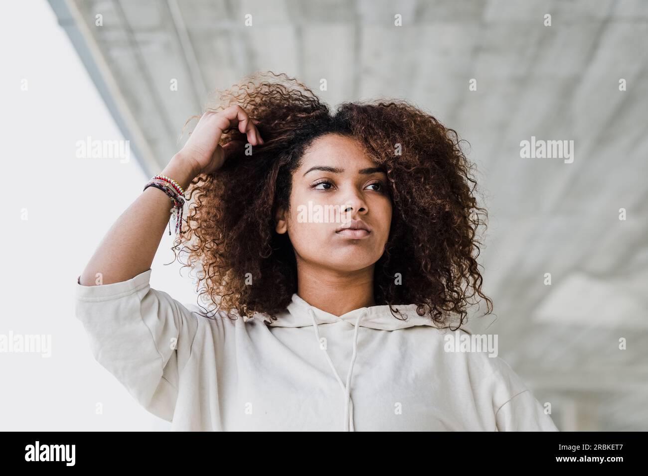 Porträt einer afroamerikanischen Frau im Stadtgebiet Stockfoto
