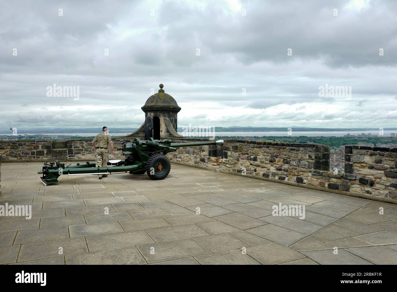 Eine salutpistole auf Edinburgh Castle in Schottland wird geladen Stockfoto