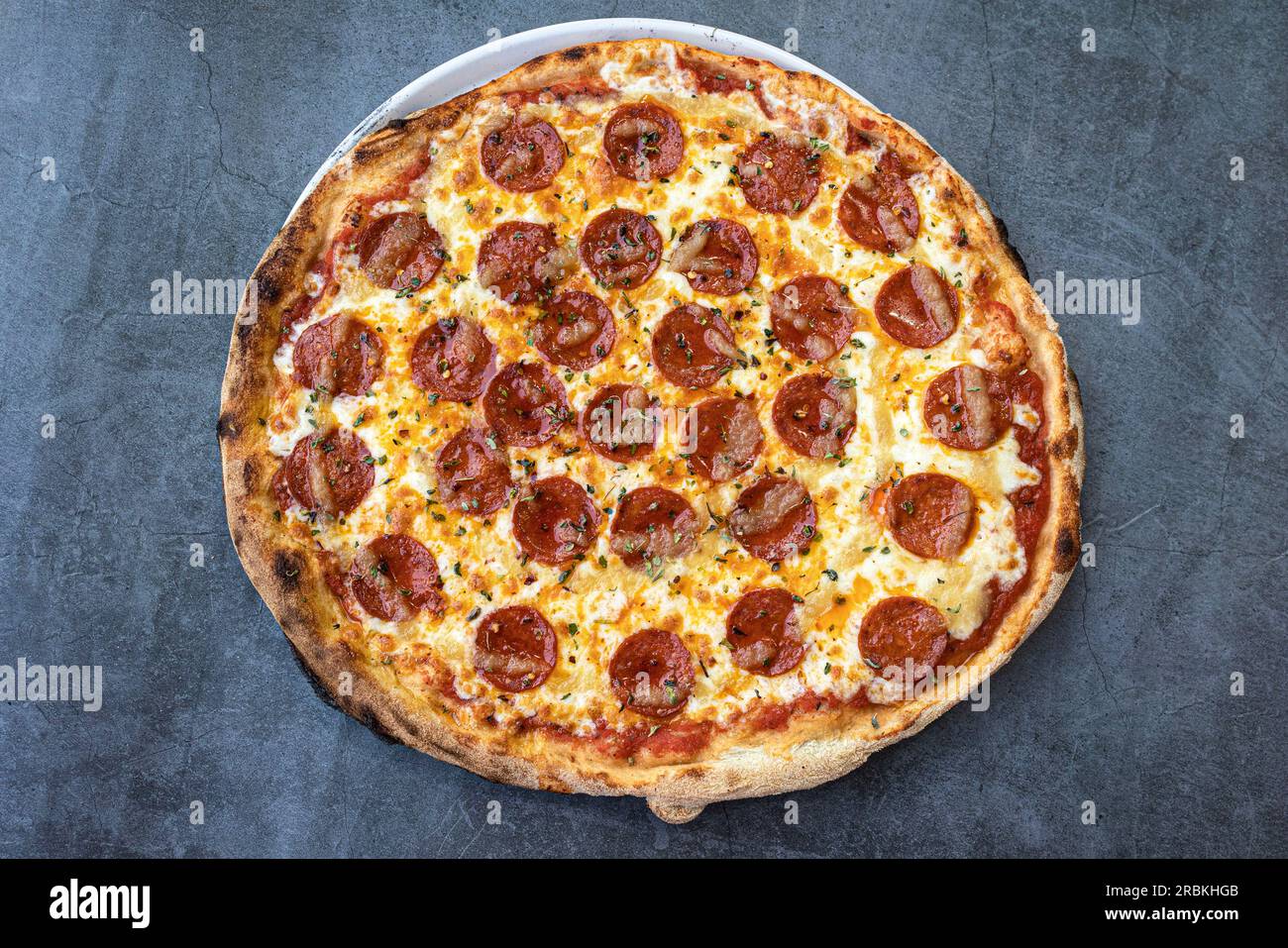 Blick von oben auf heiße Peperoni-Pizza im rustikalen Hintergrund Stockfoto