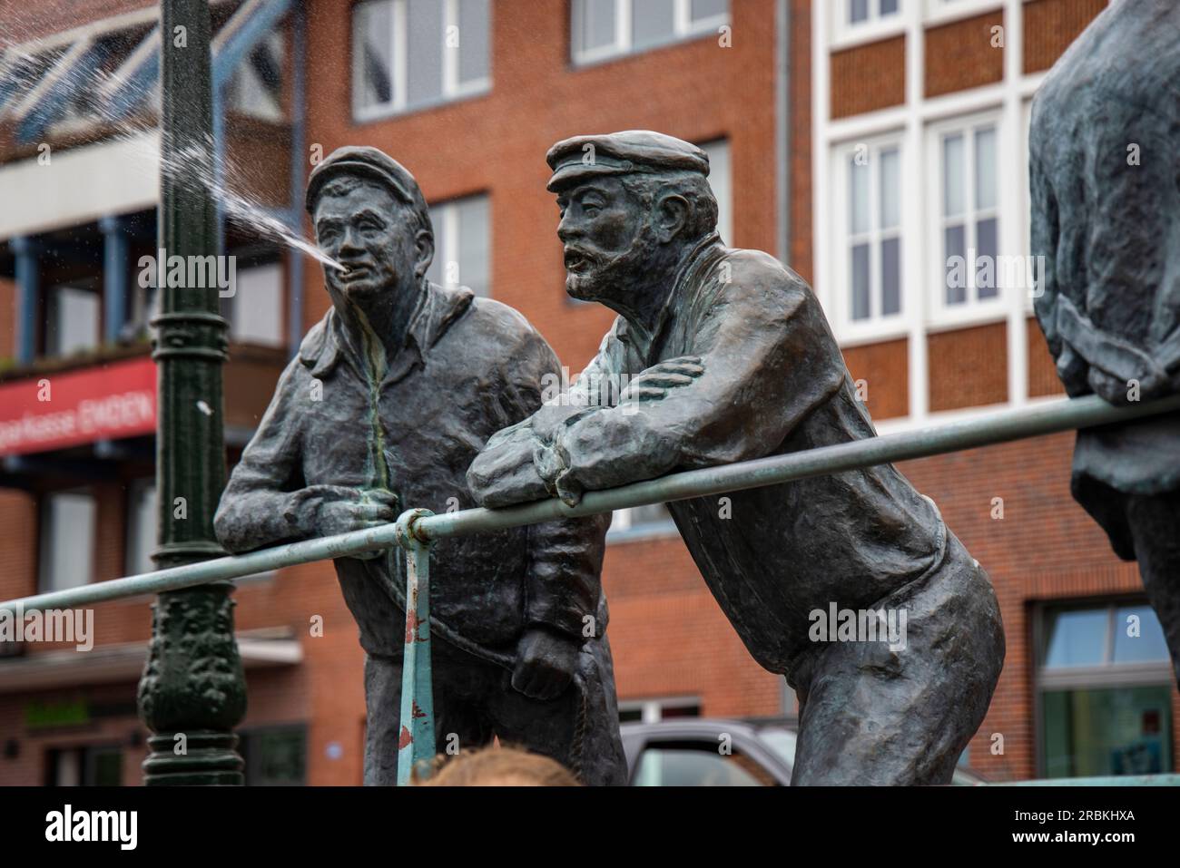Delft-Springer-Skulptur von Männern mit sporadischen Überraschungselementen in Form von Wasserbrunnen, Emden, Niedersachsen, Deutschland, Europa Stockfoto
