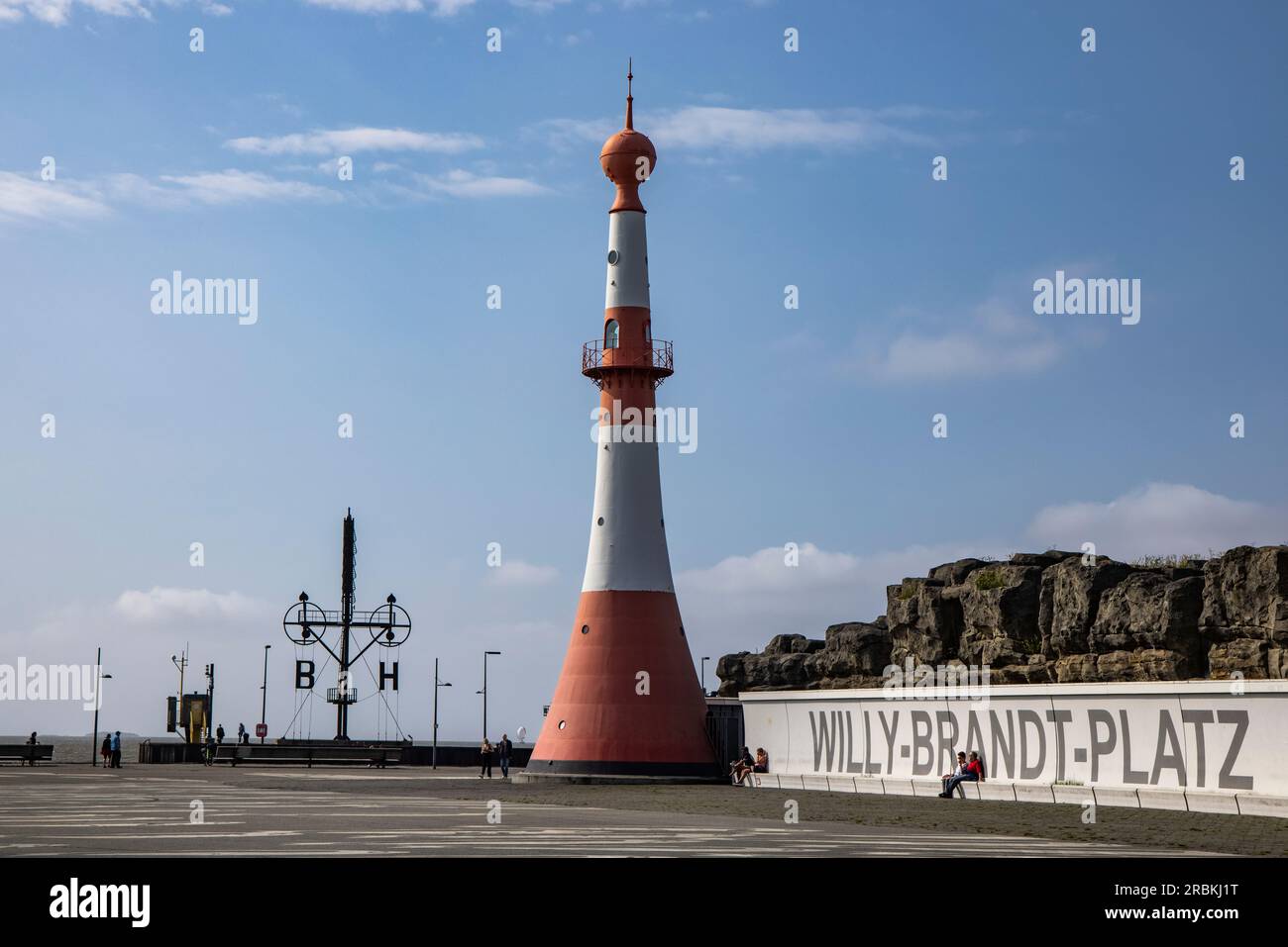 Riesiger Leuchtturm am Willy-Brandt-Platz im Hafengebiet Havenwelten, Bremerhaven, Bremen, Deutschland, Europa Stockfoto