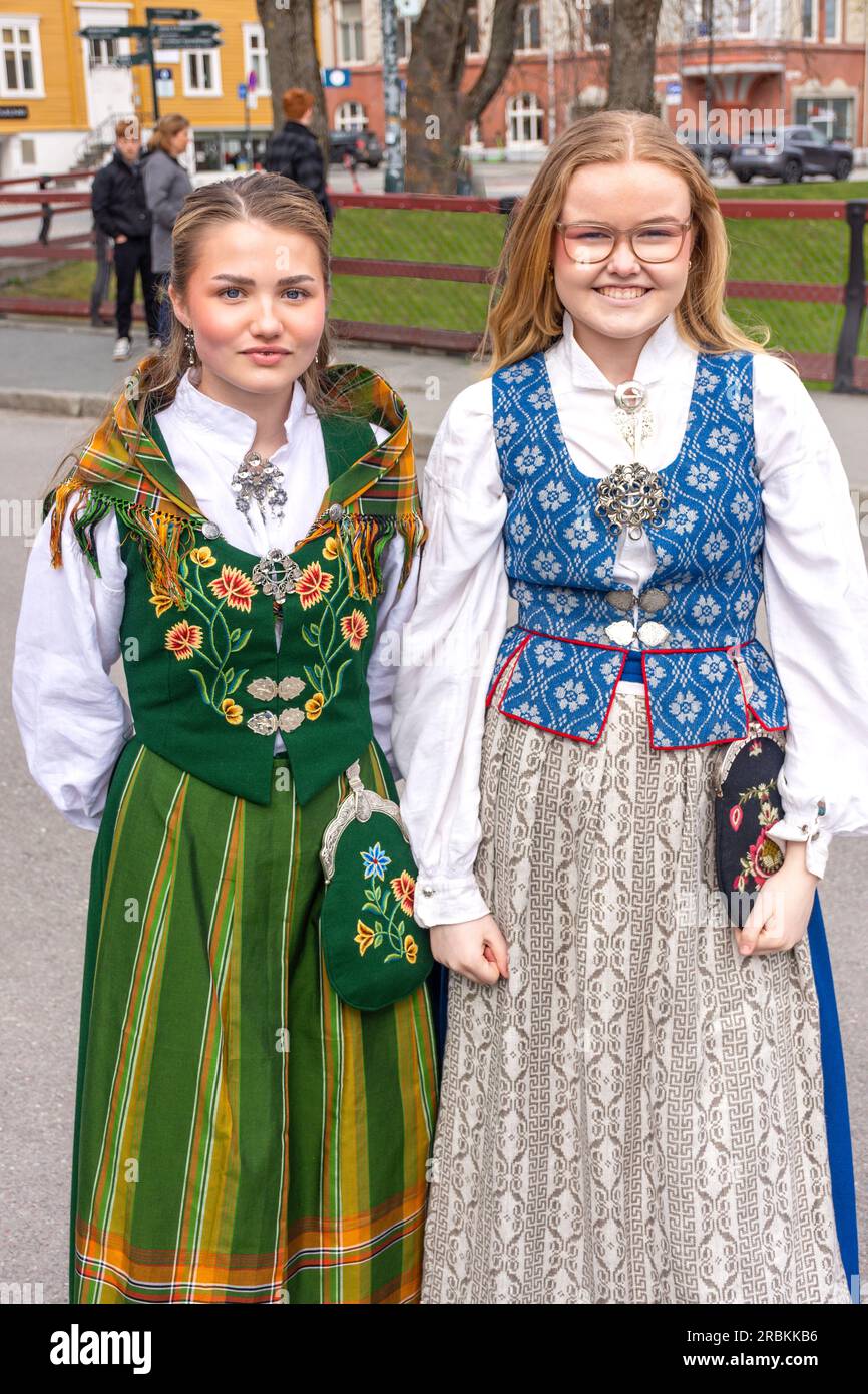 Junge Frauen in traditionellen Kostümen, Old Town Bridge (Gamle bybro) über den Fluss Nidelva, Stadtzentrum, Trondheim, Trøndelag County, Norwegen Stockfoto