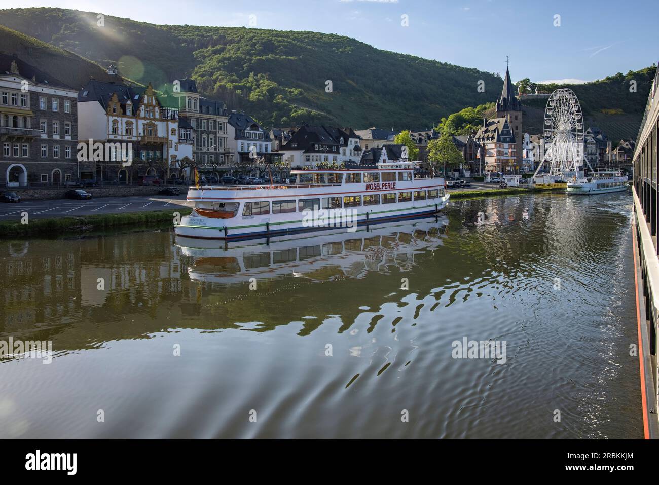 Ausflugsboot auf der Mosel mit der Stadt Bernkastel-Kues dahinter, Rheinland-Pfalz, Deutschland, Europa Stockfoto
