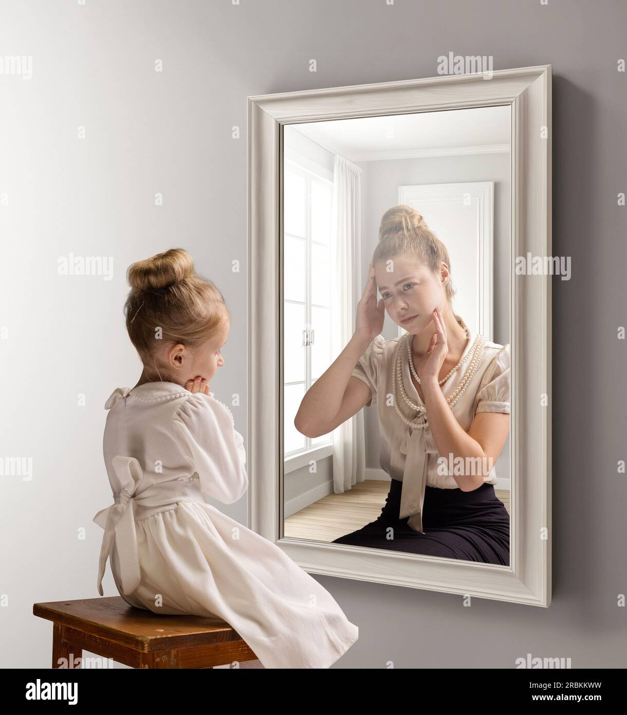 Kreative konzeptionelle Collage. Ein kleines Mädchen, das in den Spiegel schaut und das Spiegelbild eines jungen Mädchens sieht, ihres zukünftigen selbst. Erwachsenwerden Stockfoto
