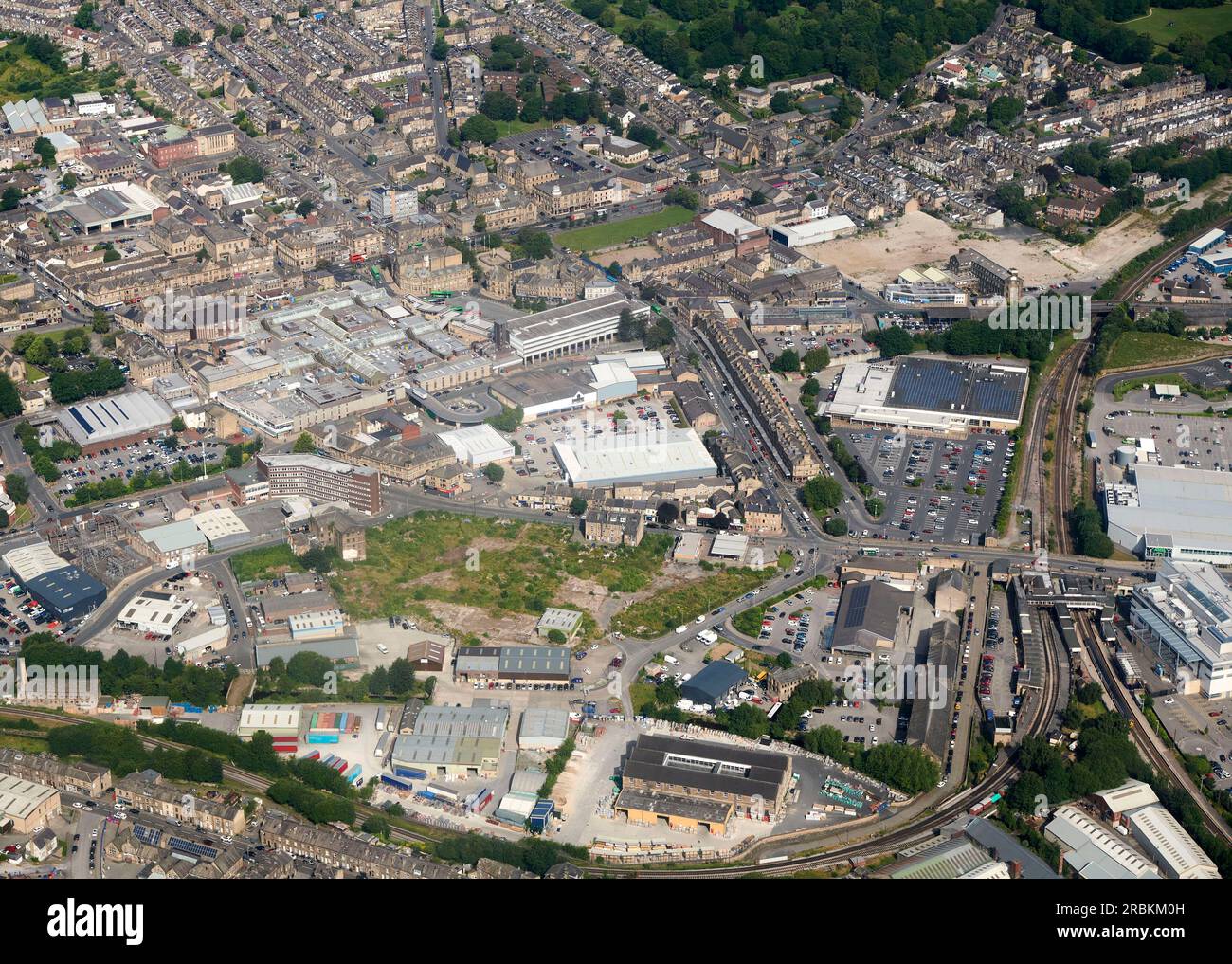 Die ehemalige Walzenstadt Keighley in West Yorkshire, Nordengland, Großbritannien, aus der Vogelperspektive Stockfoto