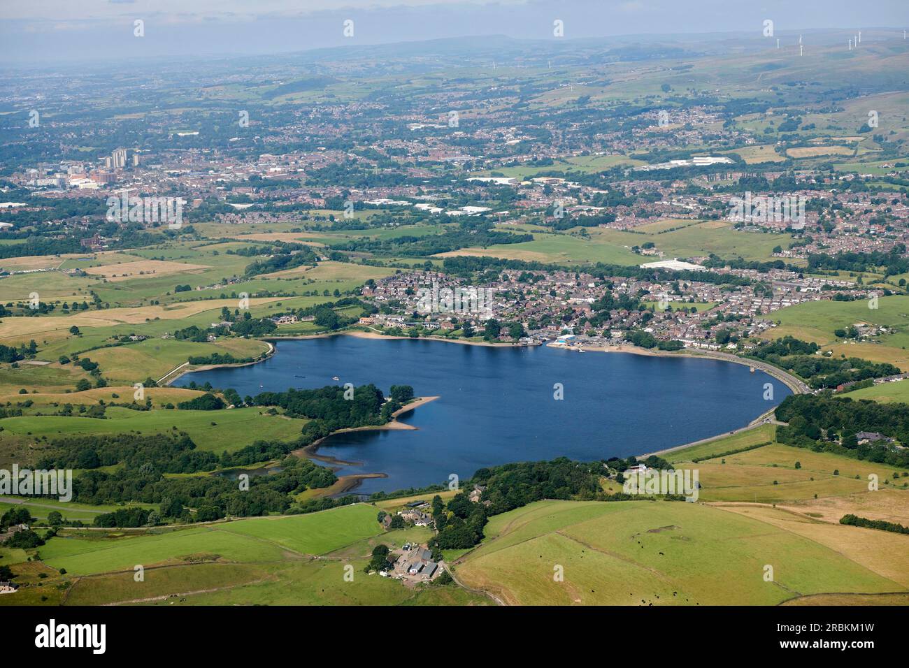 Ein Luftblick auf den Hollingworth Lake und Country Park in der Nähe von Rochdale, Nordwestengland, Großbritannien Stockfoto