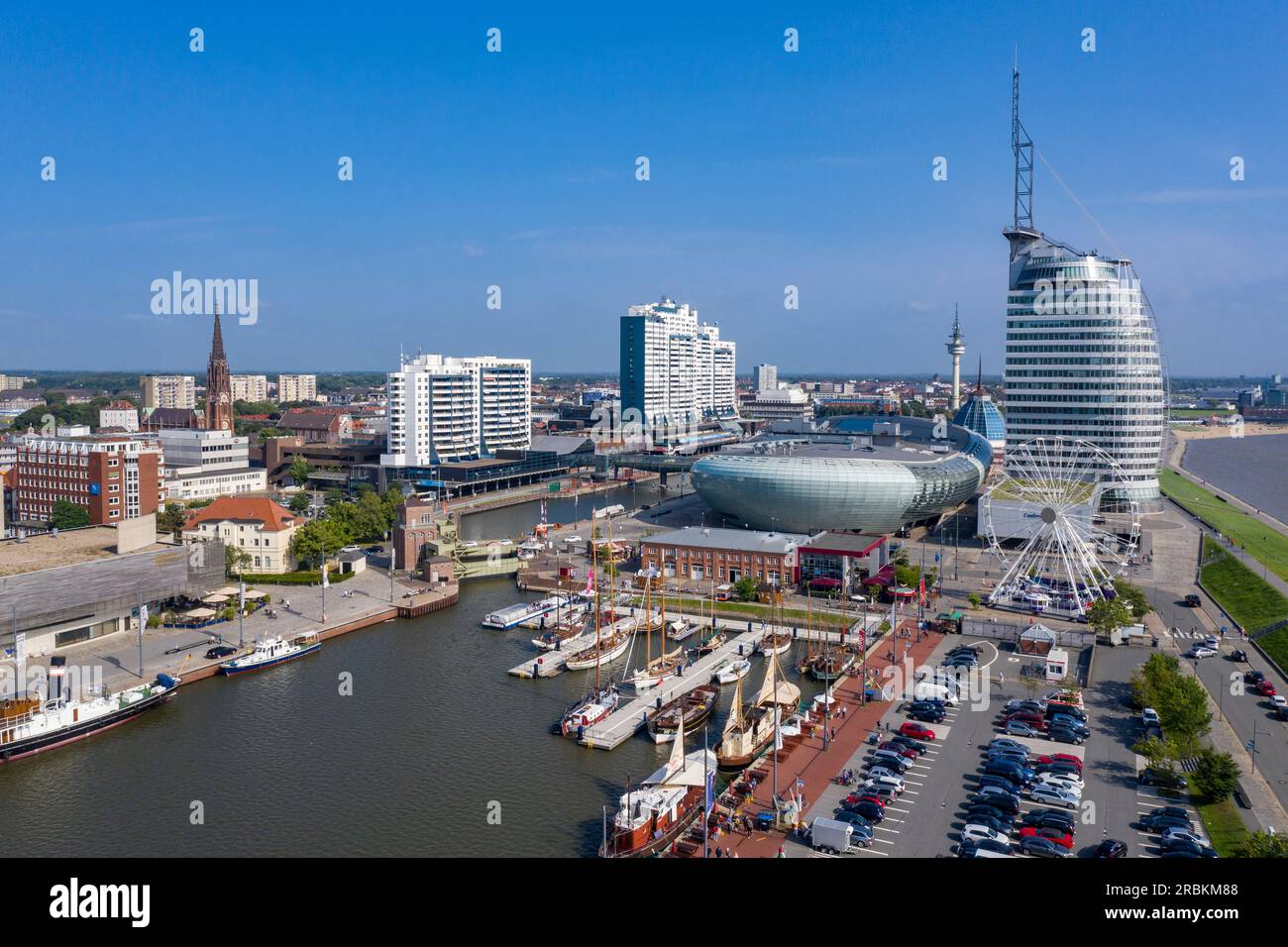 Luftaufnahme des Hafengebiets Havenwelten mit dem Klimahaus Bremerhaven und dem Atlantic Hotel Sail City, Bremerhaven, Bremen, Deutschland, Europa Stockfoto