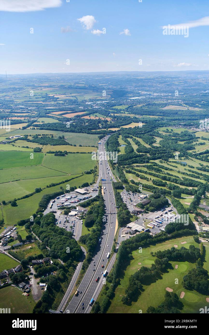 Luftaufnahme der Birch-Autobahn auf der M62 TransPennine Motorway, West Yorkshire, Nordengland, Großbritannien Stockfoto