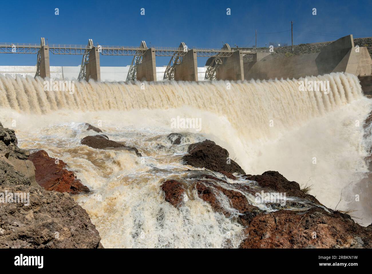Horseshoe Dam, nach heftigen Regenfällen wird der Damm am Horseshoe Reservoir geöffnet und Wasser wird in den Verde River, USA, Arizona, Scottsdale, freigesetzt Stockfoto