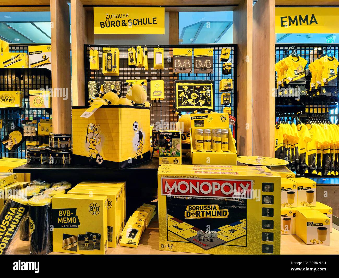 Fan-Artikel in einem BVB-Fanshop aus Borussia Dortmund, Deutschland, Nordrhein-Westfalen, Ruhrgebiet, Dortmund Stockfoto
