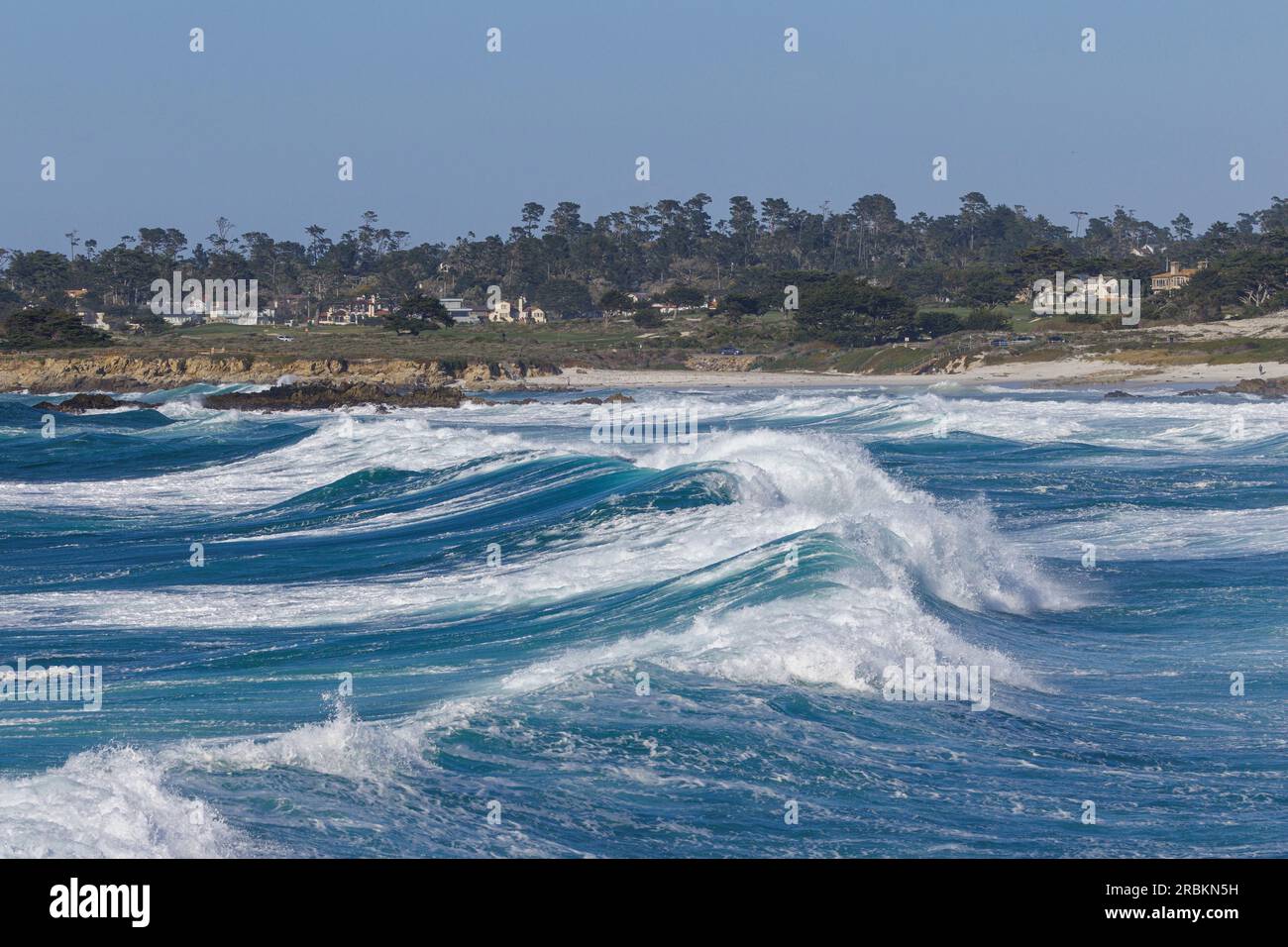 Stürmisches Meer, hohe Surfwellen an der Küste, USA, Kalifornien, Pebble Beach, Monterey Stockfoto