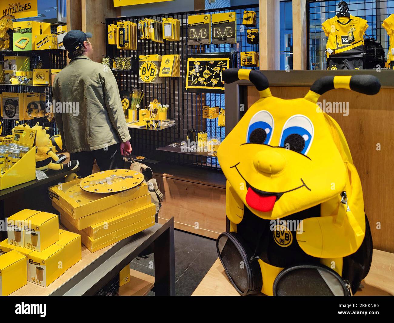 Fan-Artikel in einem BVB-Fanshop aus Borussia Dortmund, Deutschland, Nordrhein-Westfalen, Ruhrgebiet, Dortmund Stockfoto