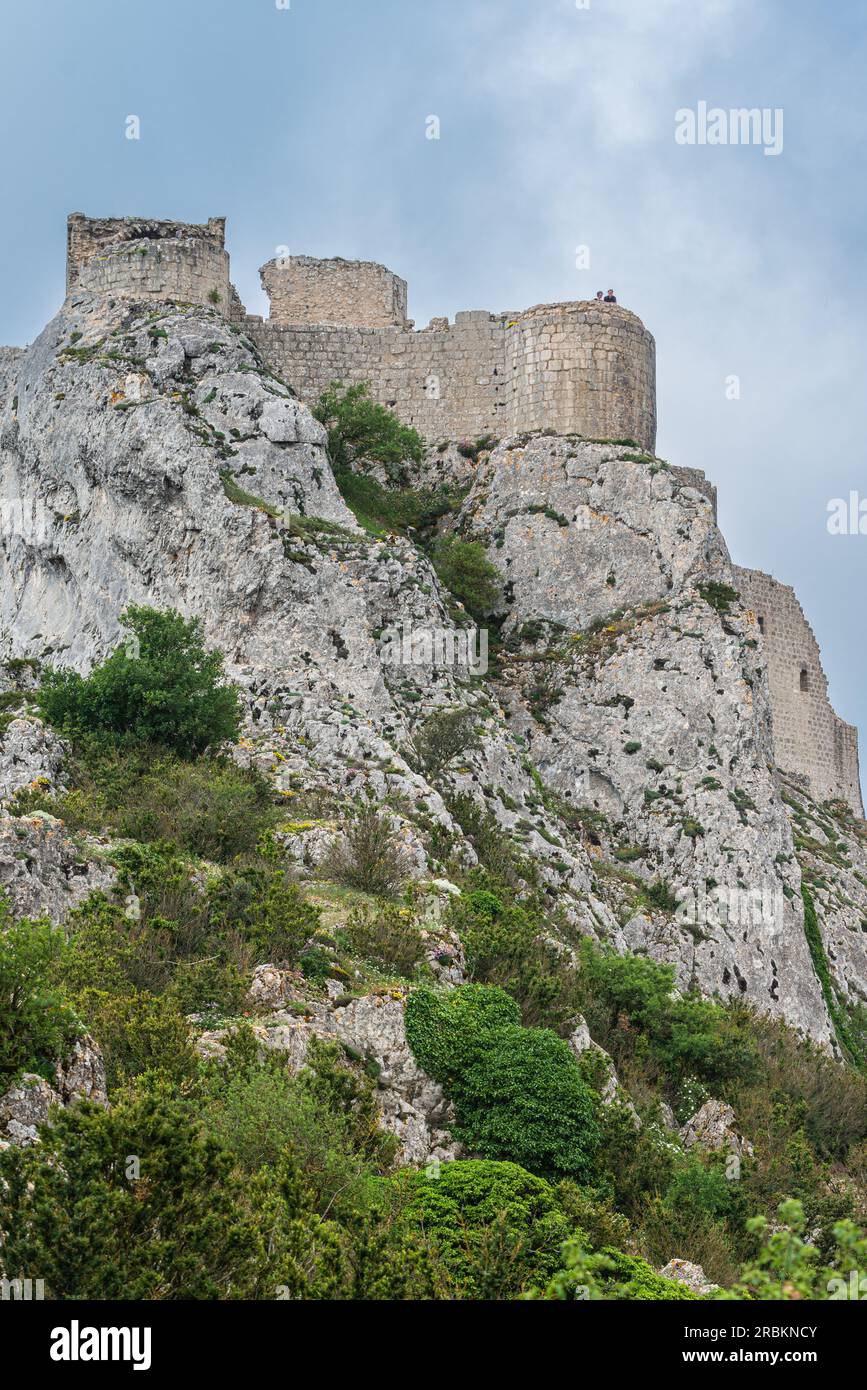 Peyrepertuse (Languedocien: Castèl de Pèirapertusa) ist eine Ruine und eine der so genannten Katharschlösser hoch oben in der französischen Pyrénées. Stockfoto