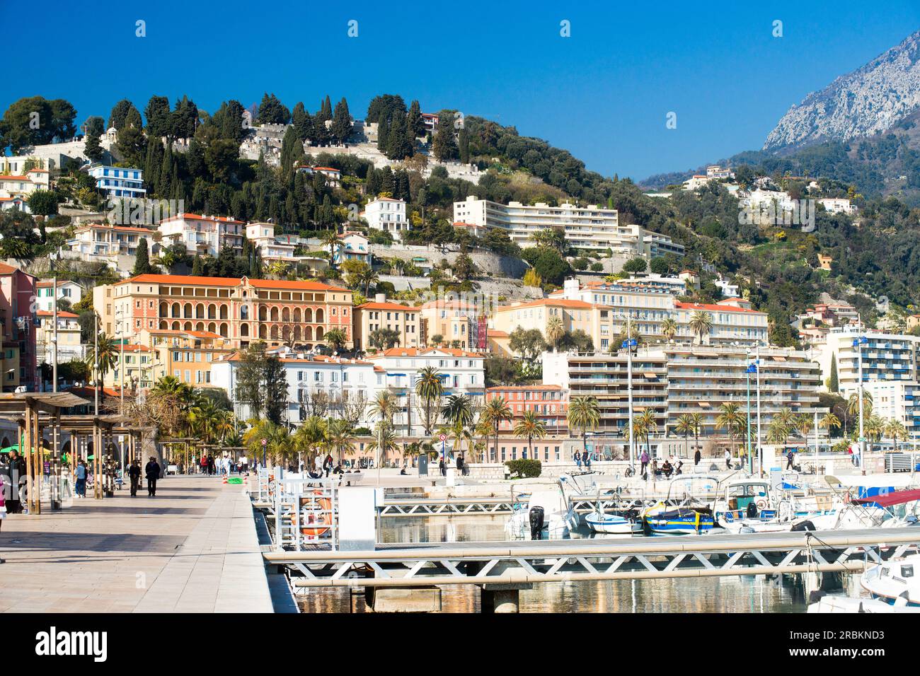 Menton, Frankreich - 02 15 2023 : Hafen, Hügel und Stadt. Stockfoto