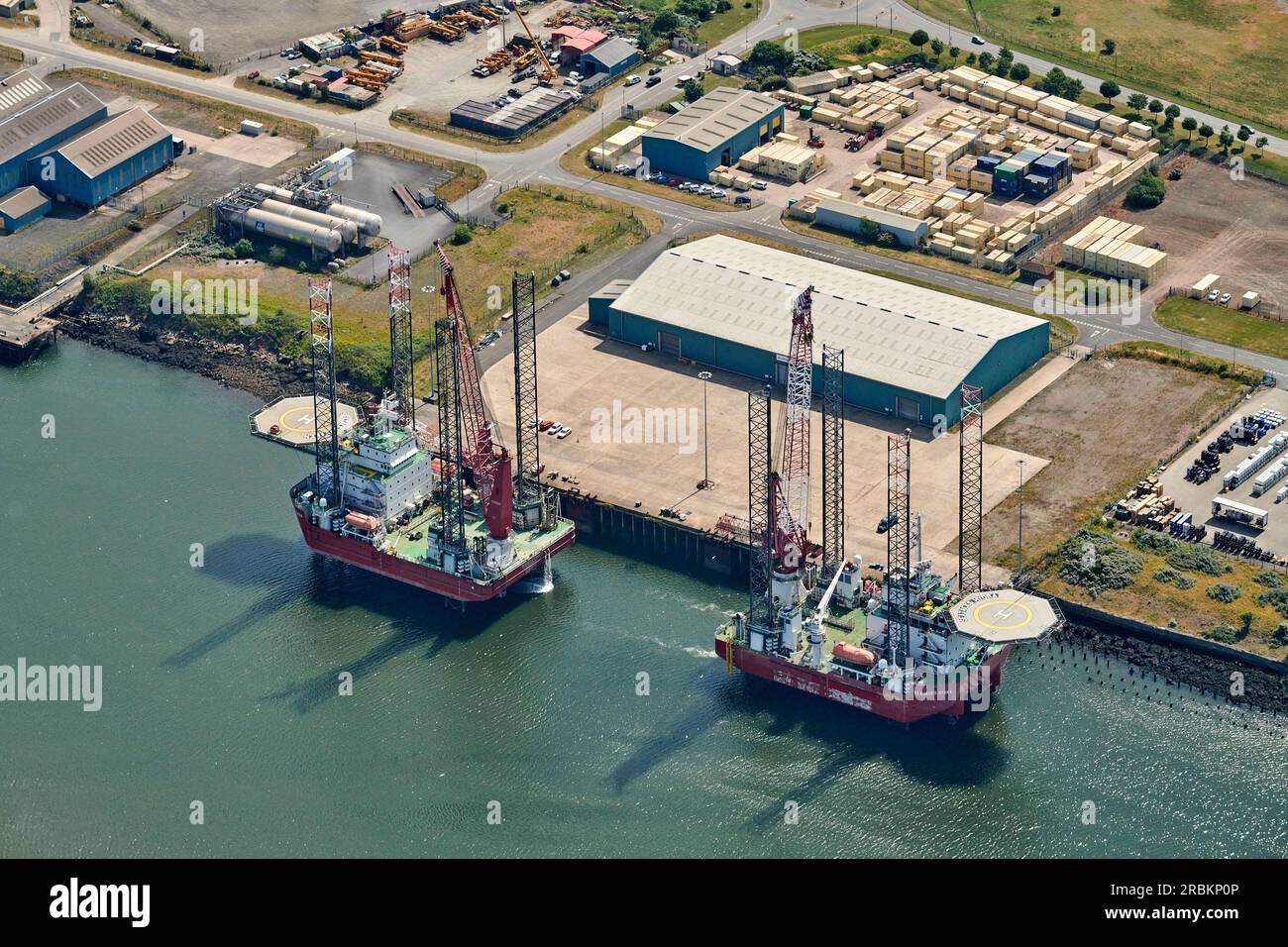 Ein Luftbild von Erdöl-Gasturbinen, die im Hafen von Middlebrough am Fluss Tees, Teeside, Nordostengland, großbritannien, vor Anker liegen Stockfoto