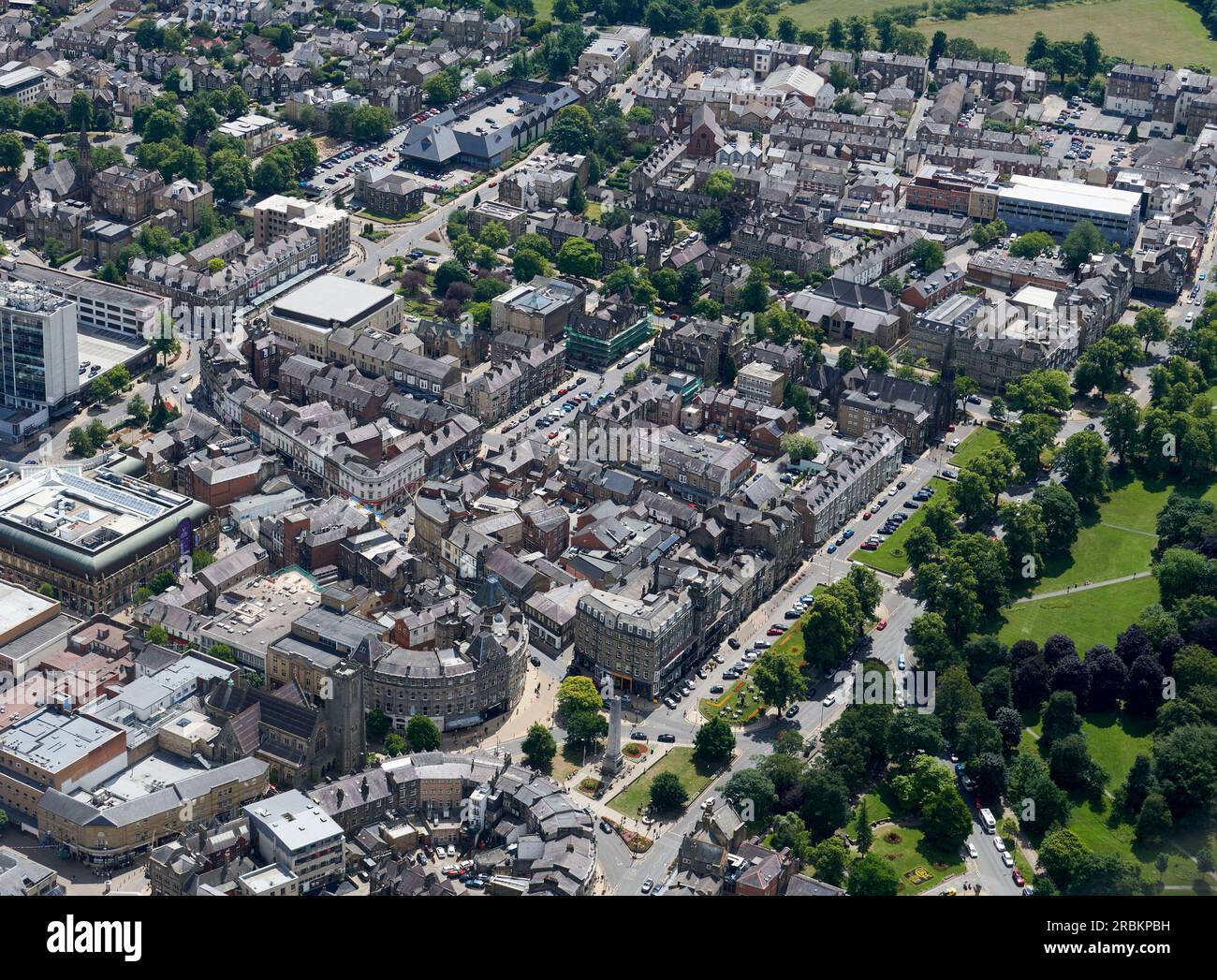 Ein Luftfoto des Stadtzentrums von Harrogate, North Yorkshire, Nordengland, Großbritannien Stockfoto
