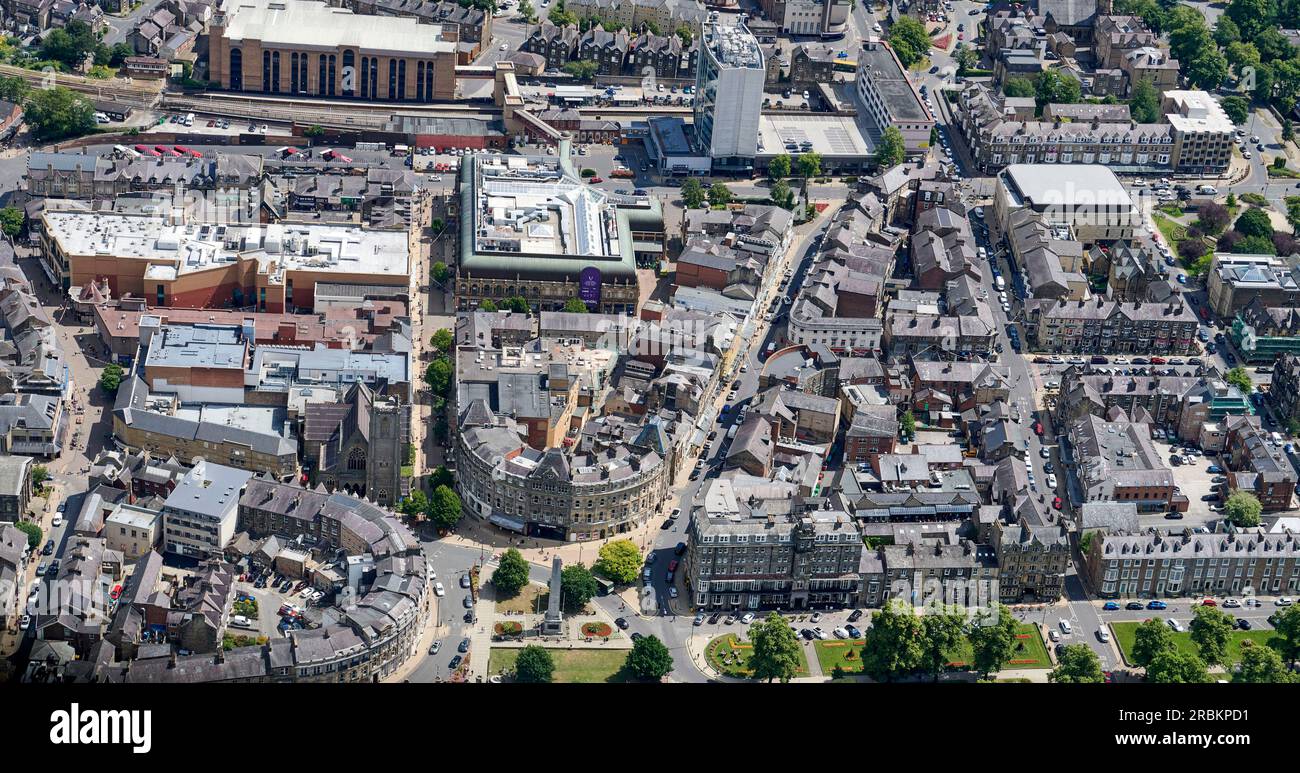 Ein Luftfoto des Stadtzentrums von Harrogate, North Yorkshire, Nordengland, Großbritannien Stockfoto