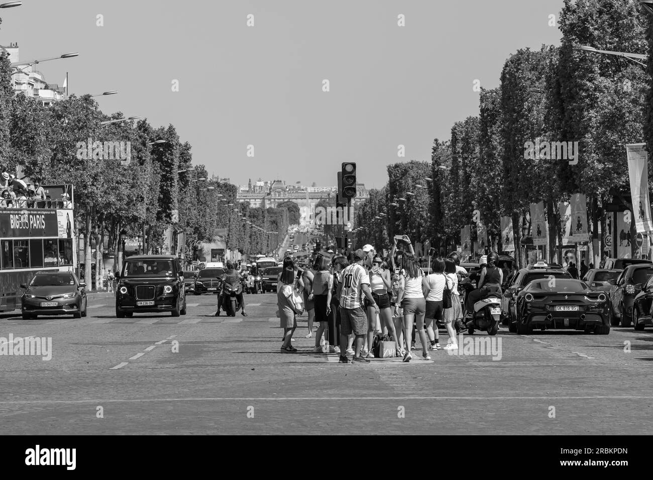 Paris, Frankreich - 25. Juni 2023 : Panoramablick auf die berühmte Avenue Champs Elysee in Paris, Frankreich, in Schwarz und Weiß Stockfoto