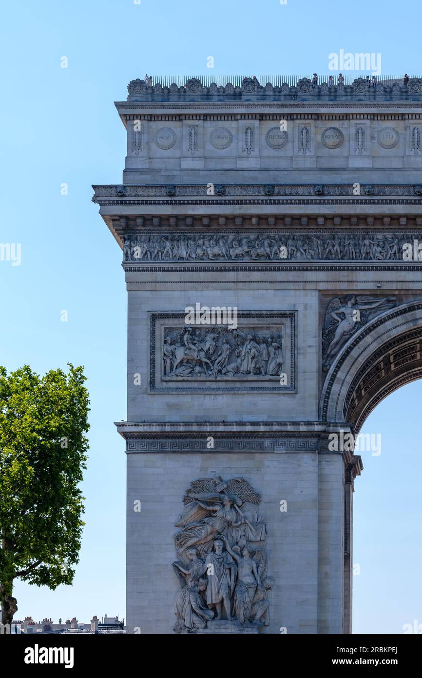 Paris, Frankreich - 25. Juni 2023 : Blick auf den berühmten Triumphbogen, den Triumphbogen des Sterns und die Touristen in Paris, Frankreich Stockfoto