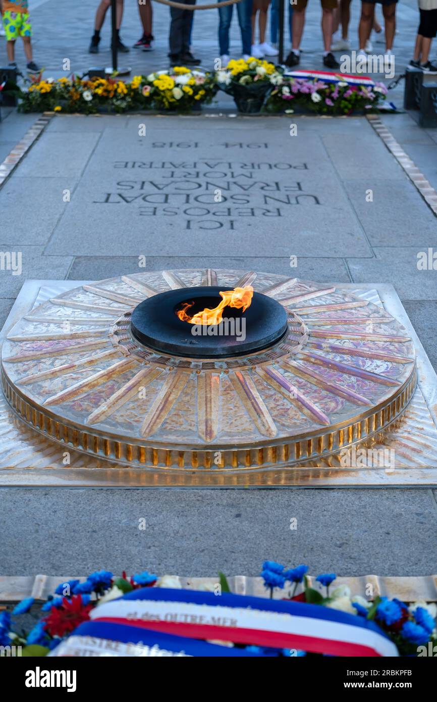 Aufschrei In Paris Zigarette Am Denkmal Der Ganze Aufschrei Um Den Verlorenen Aufenthaltstitel - 3gsyazg