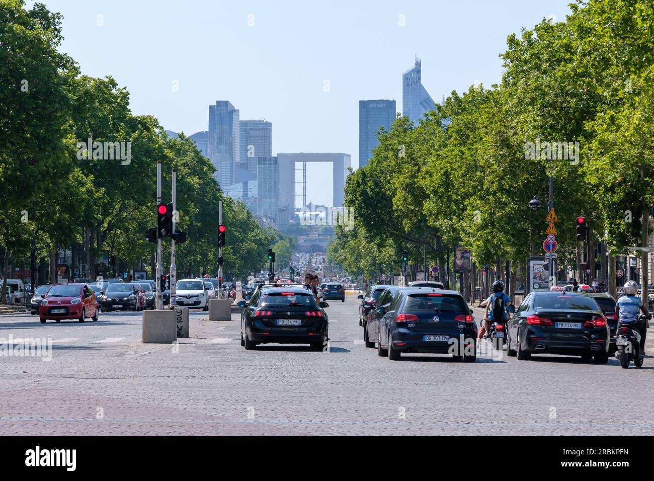 Paris, Frankreich - 25. Juni 2023 : die Avenue Grande Armee und La Defense im Hintergrund in Paris, Frankreich in Schwarz-Weiß Stockfoto