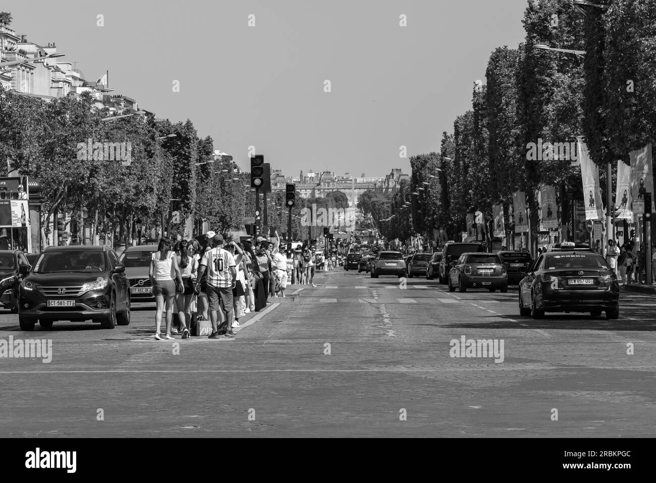 Paris, Frankreich - 25. Juni 2023 : Panoramablick auf die berühmte Avenue Champs Elysee in Paris, Frankreich, in Schwarz und Weiß Stockfoto