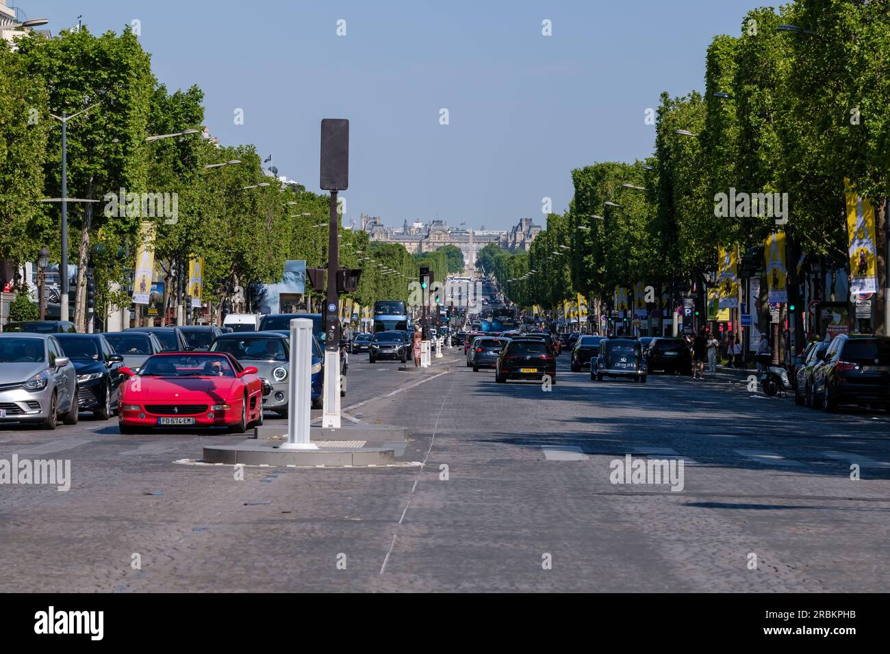 Paris, Frankreich - 25. Juni 2023 : Panoramablick auf die berühmte Avenue Champs Elysee in Paris, Frankreich Stockfoto
