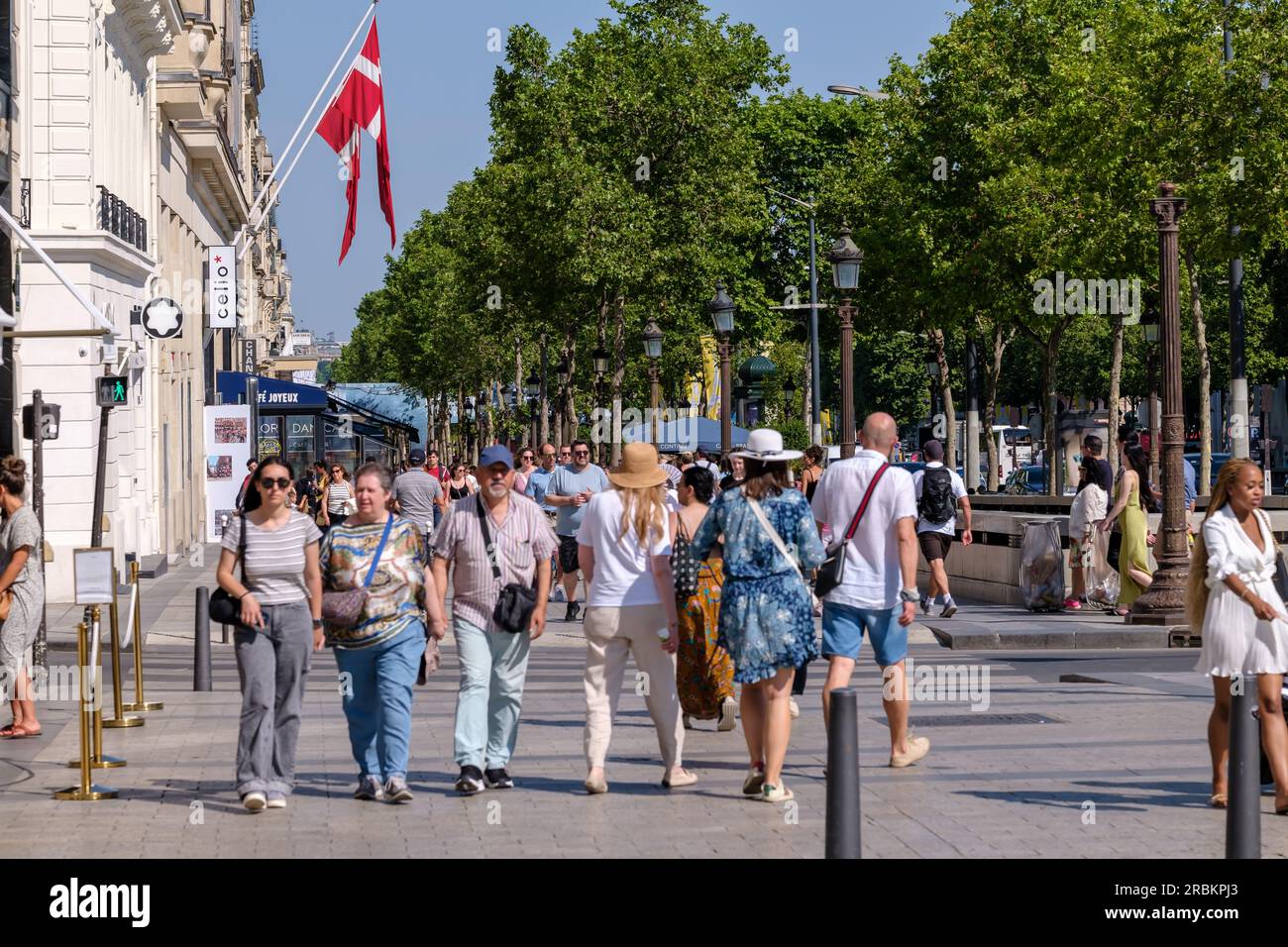 Paris, Frankreich - 25. Juni 2023 : Blick auf die Menschen, die an der berühmten Champs Elysée in Paris, Frankreich, spazieren gehen Stockfoto