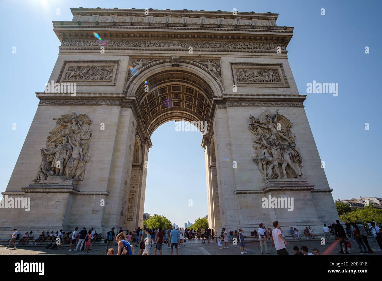 Paris, Frankreich - 25. Juni 2023 : Blick auf den berühmten Triumphbogen, den Triumphbogen des Sterns und die Touristen in Paris, Frankreich Stockfoto