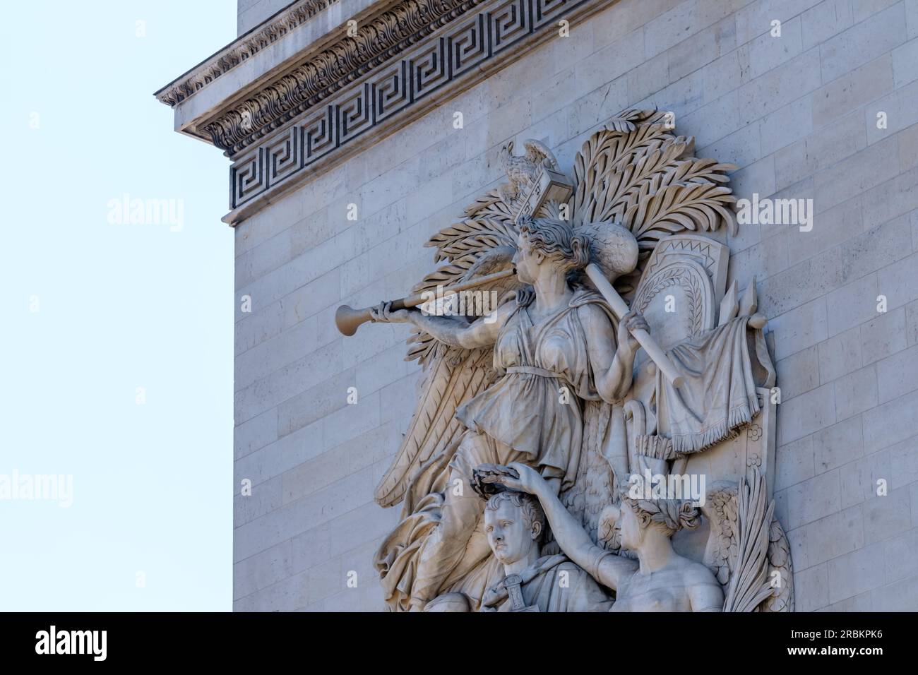 Paris, Frankreich - 25. Juni 2023 : Blick auf einen Teil des berühmten Triumphbogens, des Triumphbogens des Sterns und der Touristen in Paris, Frankreich Stockfoto