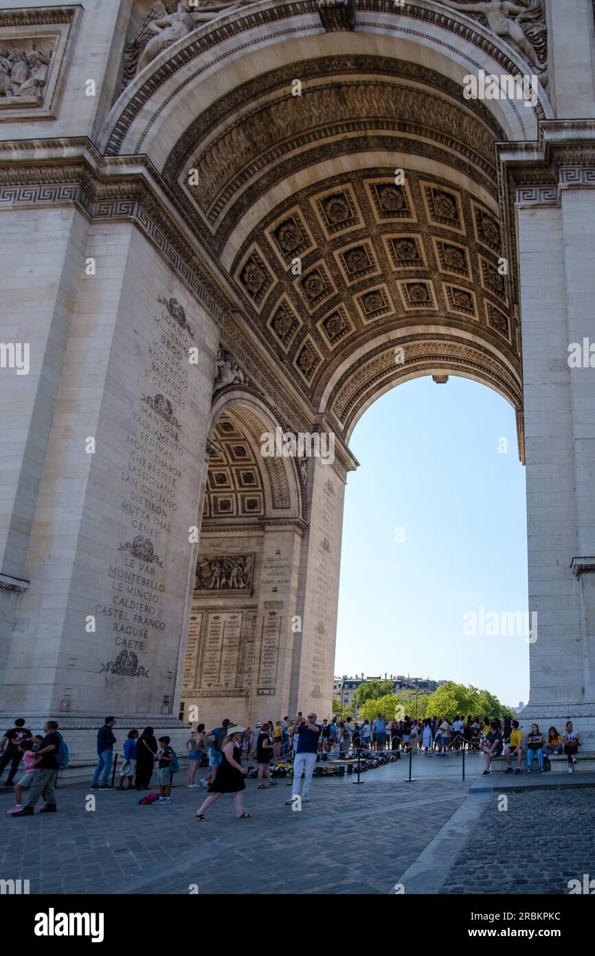 Paris, Frankreich - 25. Juni 2023 : Besichtigung der Touristen im berühmten Triumphbogen, dem Triumphbogen des Sterns in Paris, Frankreich Stockfoto