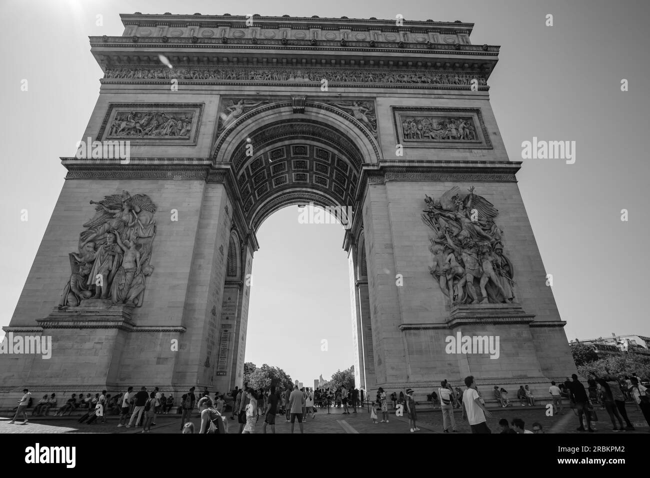 Paris, Frankreich - 25. Juni 2023 : Blick auf den berühmten Triumphbogen, den Triumphbogen des Sterns und die Touristen in Paris, Frankreich Stockfoto