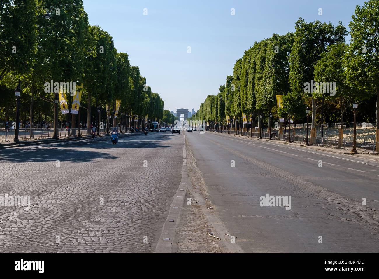 Paris, Frankreich - 25. Juni 2023 : Panoramablick auf den Triumphbogen, den Triumphbogen des Sterns und die berühmte Avenue Champs Elysee in Paris Fra Stockfoto