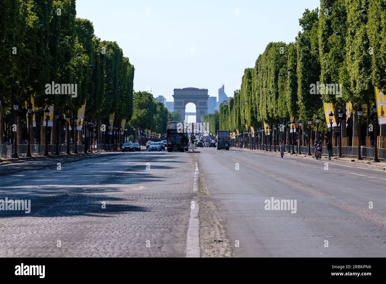 Paris, Frankreich - 25. Juni 2023 : Panoramablick auf den Triumphbogen, den Triumphbogen des Sterns und die berühmte Avenue Champs Elysee in Paris Fra Stockfoto