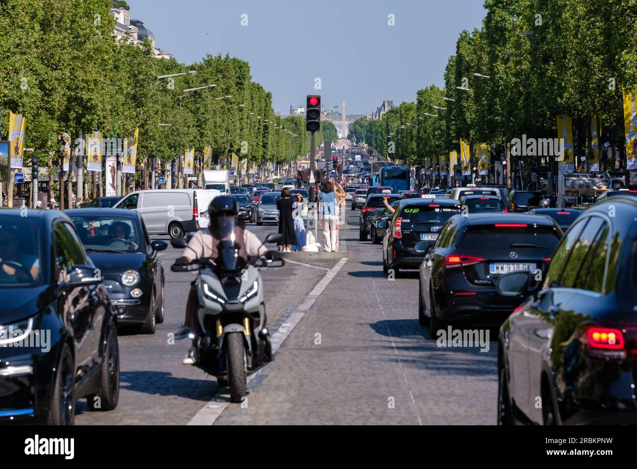 Paris, Frankreich - 25. Juni 2023 : Panoramablick auf die berühmte und geschäftige Avenue Champs Elysee in Paris, Frankreich Stockfoto
