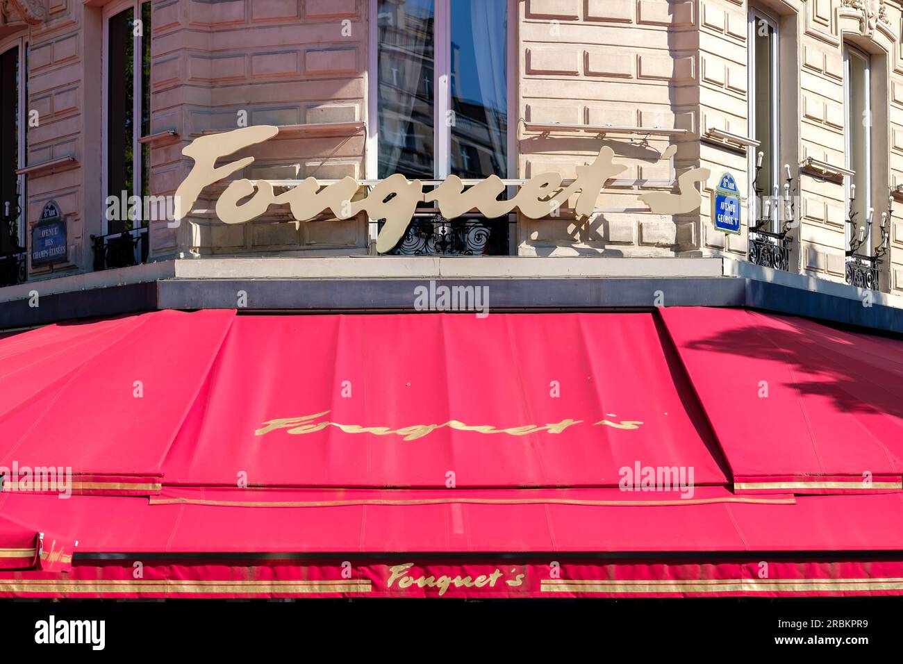 Paris, Frankreich - 25. Juni 2023 : Blick auf Fouquet's Paris, das berühmte und historische Restaurant in Paris Stockfoto