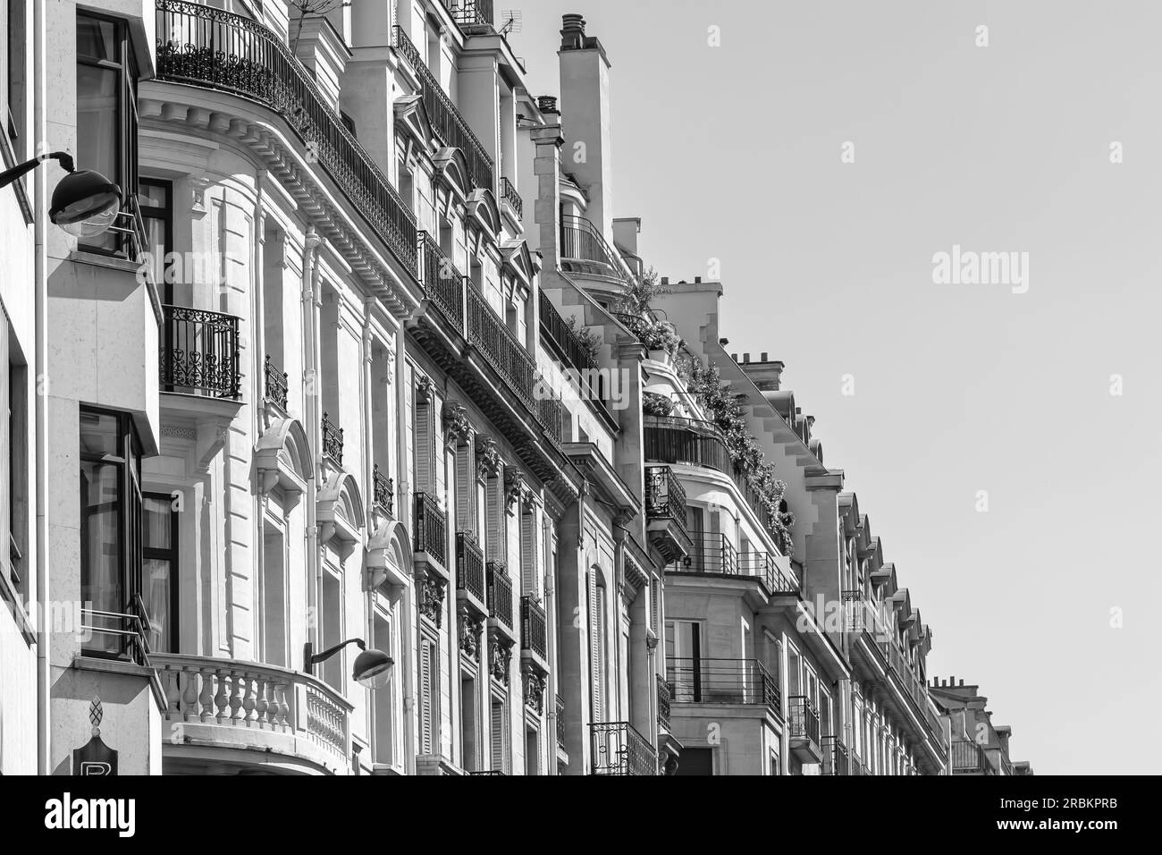 Blick auf typische pariser Gebäude im Zentrum von Paris, Frankreich, in Schwarz und Weiß Stockfoto