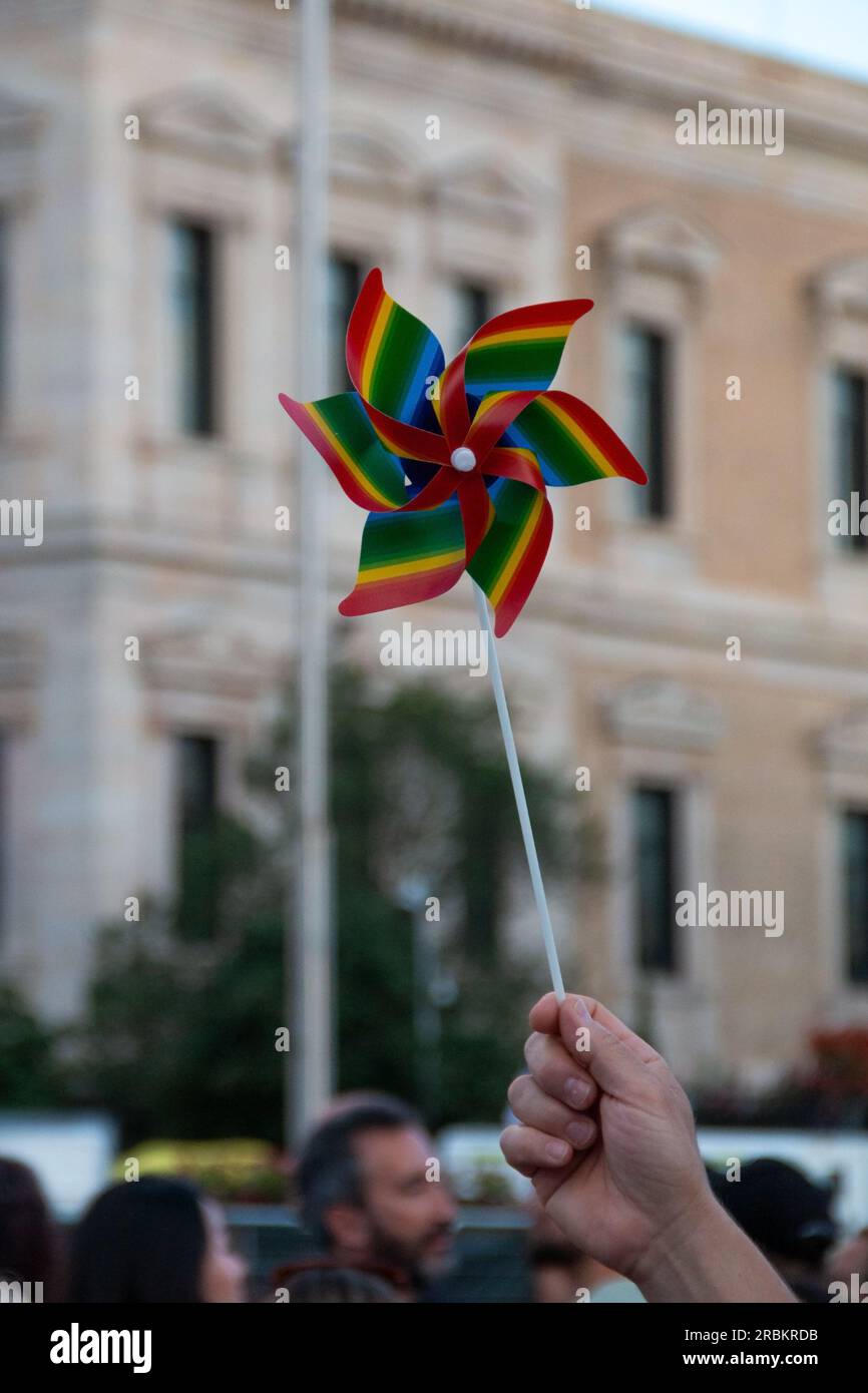 Pinwheel mit den Farben der Schwulenflagge während der Parade in Madrid gemalt Stockfoto