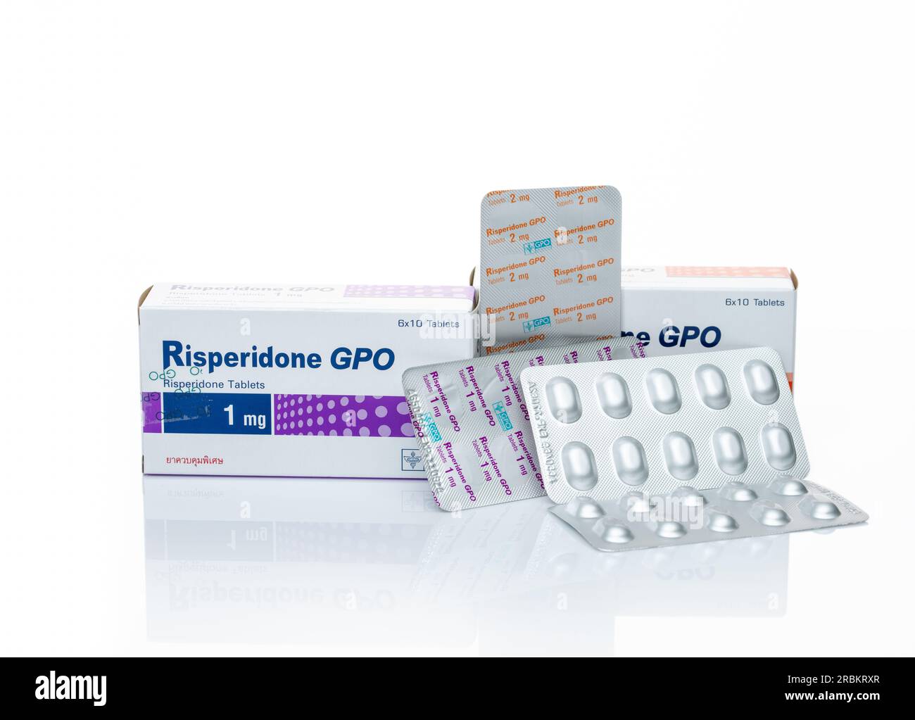 CHONBURI, THAILAND-29. APRIL 2023: Risperidon GPO in Blisterpackung und Pappschachtel. Risperidon Tabletten Pille zur Behandlung von Schizophrenie, bipolare Störung Stockfoto